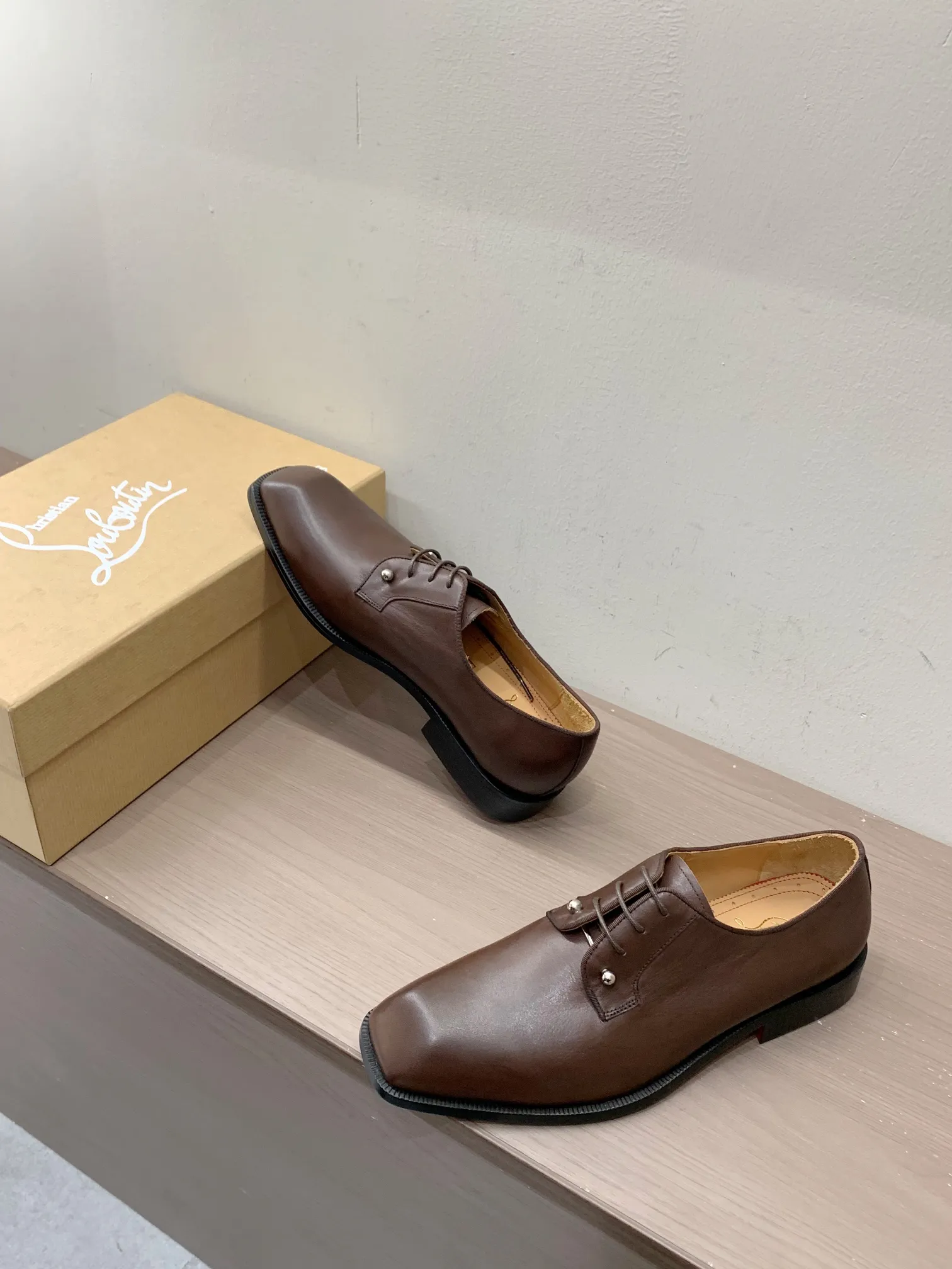 [CL red sole shoes] Top P: 1020💰 Size 39-44 (38.45.46 custom-made, non-returnable) Christian Louboutin men's classic Oxford shoes, men's business formal leather shoes💫Original molding, 1:1 replica, specially made for nobles. The unique shoe shape is unique and 100% comfortable! The whole shoe is made of imported Italian cowhide material, carefully selected, with fine pores and rich luster. Cow leather lining, soft and comfortable, sweat-absorbent and breathable. Genuine leather outsole, non-slip and wear-resistant, full of texture, elegant and luxurious overall, integrating comfort, formality and luxury! The Rolls Royce of shoes!